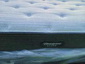 700810106-1050 BEAUTYREST Queen Mattress