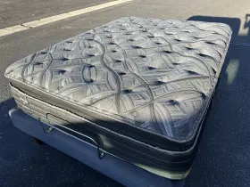 2862 BROYHILL Sealy Ultra Queen Matress